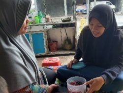 Ujian Akhir Semester, Mahasiswa PMI IAIN Salatiga Lakukan Pendampingan Pembuatan Eco-Enzym dari Kulit Buah