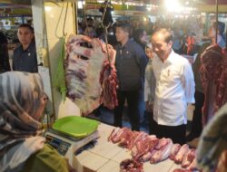 Jokowi Kunjungi Pasar Cihapit, Tinjau Harga dan Sapa Warga